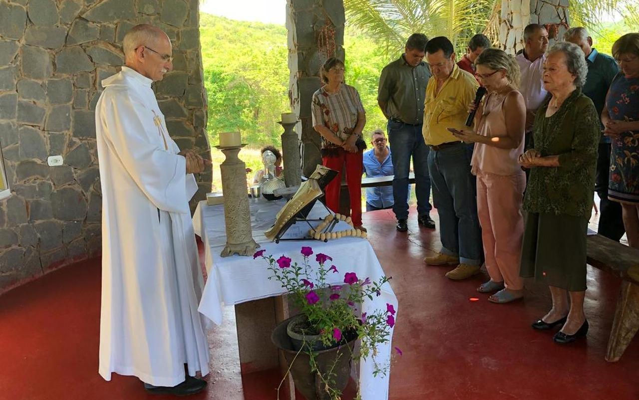 Missa para São Geraldo na capela do rancho Triton: Maria Luiza Naves, padre Pedro e Sevan Naves