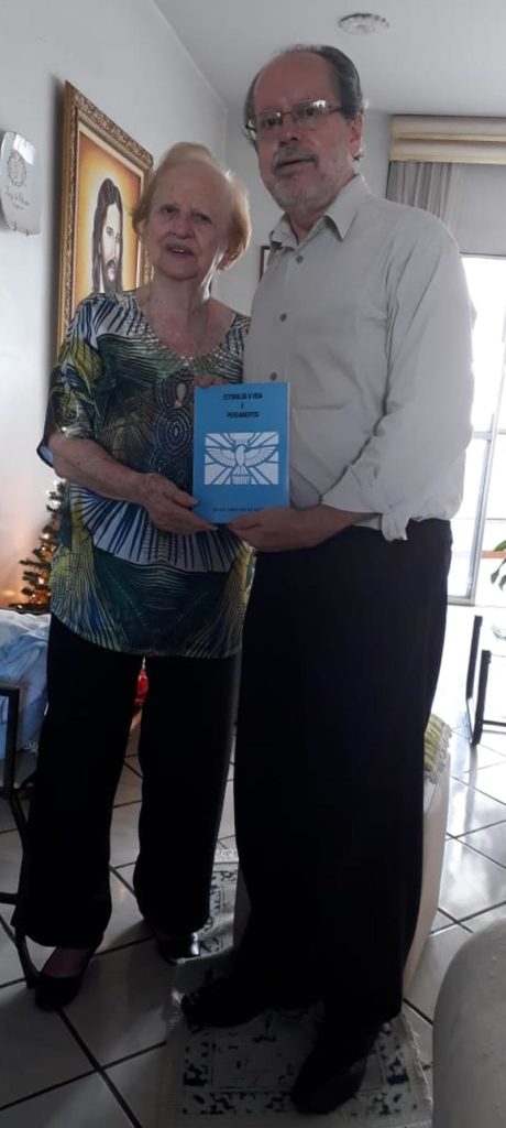 Professora Maria Conceição da Paixão entregando seu livro a Jales Naves